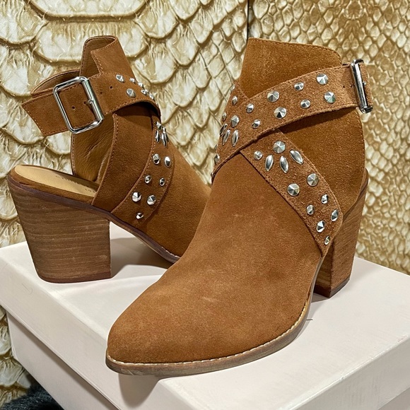Chinese Laundry Studded Bootie
RUSTY BROWN / 8.5 - Picture 8 of 12